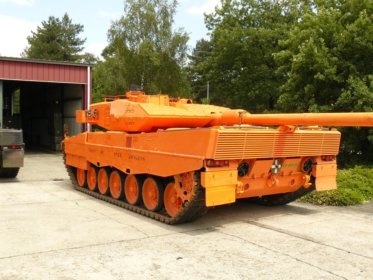 MMaenpaa1's tweet photo. Kun #EURO2024 kisat ovat käynnissä, onko teillä aikaa puhua 🟠 #Leopard2A6:sta?
Olisi mielenkiintoista tietää onko tämä ⚽️ #EURO2008 kisoja varten 🇳🇱 joukkueen kannustukseksi #Oranje'ksi maalattu vaunu nykyään 🇫🇮:ssa. Periaatteessa pitäisi olla joko 🇫🇮:ssa tai 🇵🇹:ssa.
📷 Internet https://t.co/SQAykOAC46
