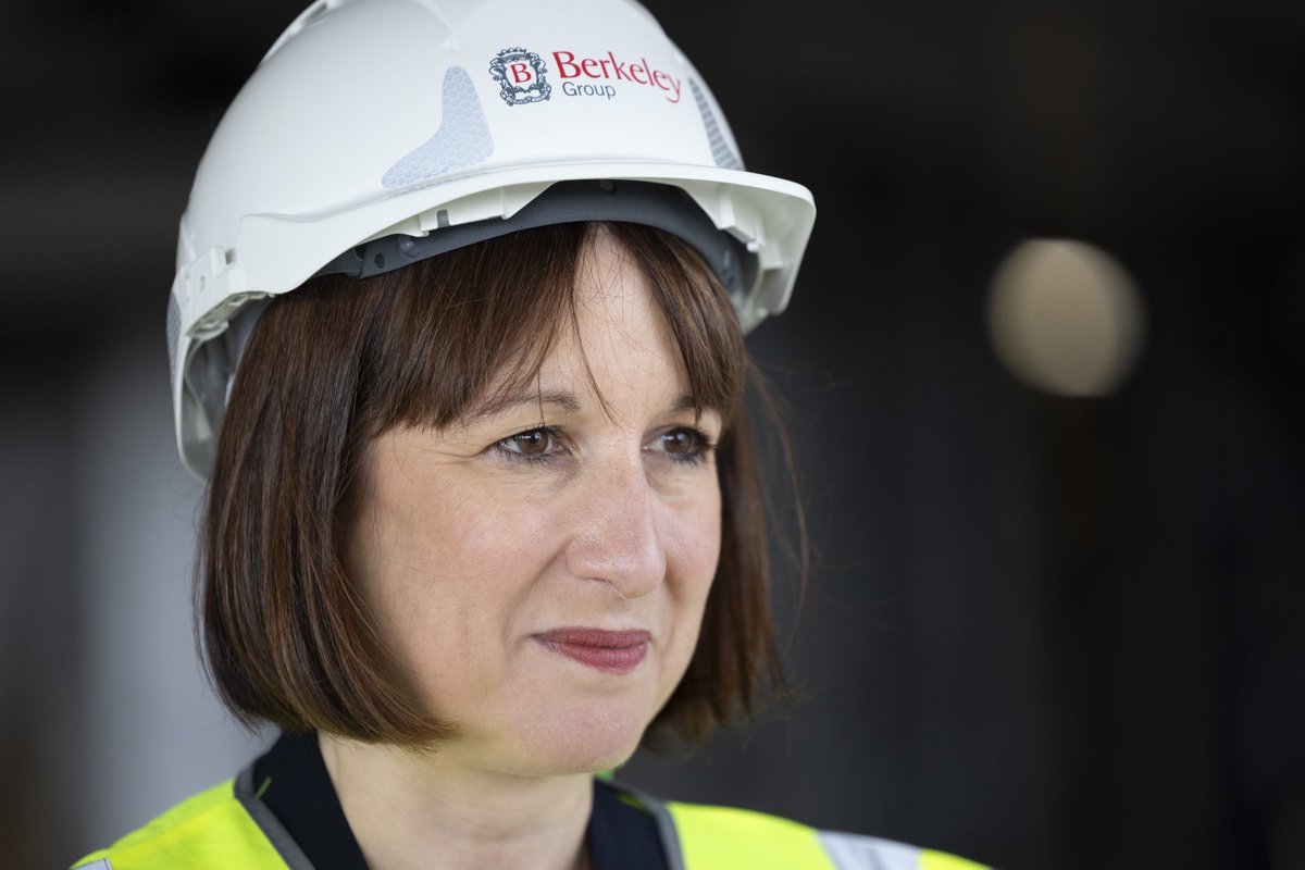I shot <a href="/RachelReevesMP/">Rachel Reeves</a> first visit as Chancellor 📸

If you want to keep up with our work, more pictures can be found on the HM Treasury Flickr page 👇

flickr.com/photos/hmtreas…