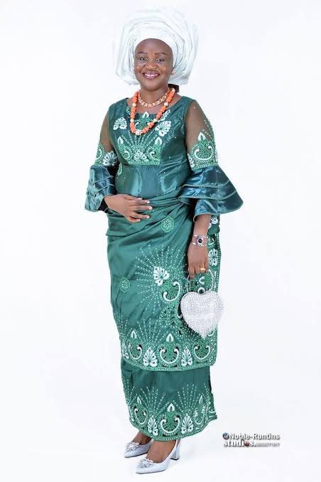 Dear <a href="/SympLySimi/">Simi</a> this is the right way to dress to the swimming pool .

Online in-laws please approve this so y’all would be happy 😌😌😌