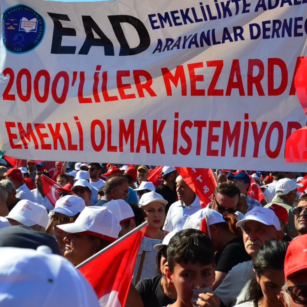 MuhammetTuluk2's tweet photo. #2000LereAcilEşitlik
Eşit ve adil bir emeklilik istiyoruz 
Mezarda emekli olmak istemiyoruz! https://t.co/ZvyeFmWOQJ