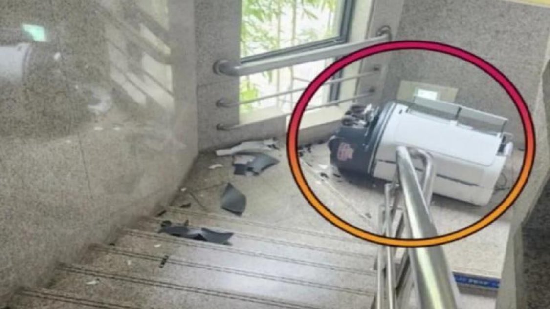 bosunatiklama's tweet photo. Güney Kore'nin Gumi şehrinin belediyesinde çalışan bir robot, kendini bir merdiven boşluğundan aşağı atarak intihar etti. 

Ülke medyasında yer alan haberlere göre diğer robotlardan daha fazla çalıştırılan robotun intihar sebebi aşırı iş yüküne bağlı. (TRT Haber) https://t.co/ea8UzZVrfk
