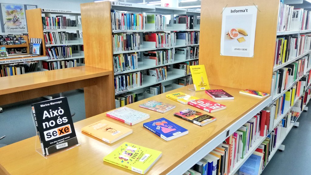 BiblioRipollet's tweet photo. Hem canviat l'espai #Informat i ara podeu trobar llibres sobre el tema "Joves i sexe". https://t.co/2IfCrPlyCE