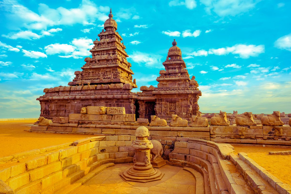 Vukuzman's tweet photo. L'Occident, et en particulier les Etats-Unis, ont toujours un imaginaire colonial.

Le 1er ministre de l'Inde, Narendra Modi, récemment réélu, est en visite d'État en Russie, avec laquelle il est associé dans les BRICS et avec laquelle de nombreux contrats commerciaux (hydrocarbures, militaires, céréales, technologies, etc.) ont été signés.

Bon.
Réaction du porte-parole du ministère des Affaires étrangères des USA, Matthew Miller :
"Je vais examiner les déclarations publiques du Premier ministre Modi pour voir ce qu'il dit, mais comme je l'ai dit, nous avons clairement fait part à l'Inde de nos préoccupations concernant leurs relations avec la Russie".

Alors comment dire...
▶️ New Delhi est à 12000 km de Washington.
▶️ L'Inde existe depuis le 2ème millénaire AVANT Jésus Christ - c'était la "période védique" (au moins 1600 ans AV J.C.) ; les Etats-Unis existent depuis moins de 250 ans.
▶️ L'Inde est à l'origine de grands courants culturels, linguistiques et religieux de l'Humanité.
▶️ Avant que n'apparaisse la première construction pouilleuse anglo-saxonne, l'Inde était couverte de temples magnifiques.
▶️ L'Inde compte 1,4 MILLIARD de citoyens.
▶️ L'Inde a dû subir 150 ans de colonisation et a été retardée dans son développement par le Royaume-Uni.
▶️ Aujourd'hui, l'Inde à l'arme nucléaire, produit beaucoup plus d'ingénieurs que les USA et à réussi à poser un module sur la face cachée de la lune pendant qu'un engin spatial va vers le soleil pour l'étudier.
▶️ L'Inde n'a pas envahit 20 pays depuis 1945, causé la mort de millions d'humains dans d'inutiles guerres, organisé des dizaines de coups d'Etat, ni n'a 800 bases militaires à travers le monde, et à encore moins la prétention d'expliquer aux autres comment ils doivent vivre. 

Mais les USA qui se perçoivent, encore et toujours, comme la "Nation utile au monde" s'arrogent une sorte de droit moral à juger l'Inde et à dire le "bien" et le "mal".

C'est très exactement ÇA qui est insupportable aux yeux du Sud Global et dans le cas présent, je crois que l'Inde se moque bien de l'avis moral de l'Occident - tout en continuant à avoir une géopolitique gaullienne et pragmatique et donc ouverte au commerce et aux échanges avec l'Occident.

Le Sud Global ne supporte plus de recevoir de leçons d'un Occident qui a perdu toute légitimité à en donner.
Il va falloir se réveiller, sortir de l'hubris et vite, sinon la chute sera encore plus rude.