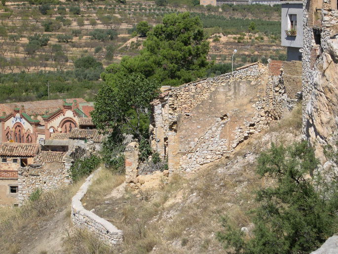 🏚️ L’estat de devastació de les cases caigudes del #PinelldeBrai són un exemple de com van quedar alguns nuclis urbans de la rereguarda republicana després dels combats. És un dels espais de memòria de la #BatalladelEbre.

📷 terraaltaturisme, <a href="/NormaLevrero/">Norma - El món ens espera</a>, @batallaebre