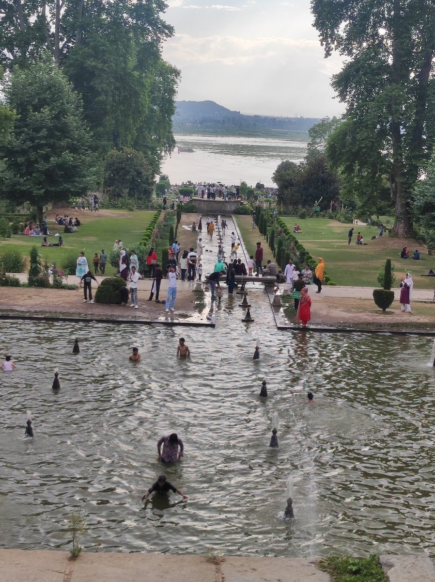 nirupamakotru's tweet photo. Changing moods of nature in #NishatGardens this Sunday😍Garden was over-crowded with picnicking families,but all I could notice were the massive #Chinar trees which were talking to me❤
My kids noticed I had clicked some bare-bottomed boys.Reminded me of a Bresson or Blake pic 😄 https://t.co/CDyvKl8KXQ