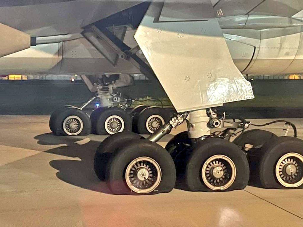 ivancp25's tweet photo. #IncidenteAéreo de un #Boeing777 300R de #PhilippineAirlines (RP-C7777). Vuelo #PR102. Aeropuerto Internacional de #NinoyAquino (RPLL/MNL), #Filipinas 🇵🇭. Sufrió un aborto de despegue y los neumáticos de su tren de aterrizaje principal, acabaron reventando. Sin heridos. 05-07-24 https://t.co/qBvWT5NoY1