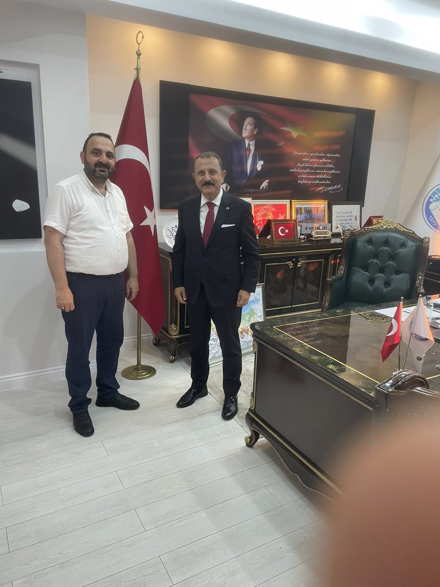 Vakfıkebir Belediye Başkanımız Sayın <a href="/fuatkocal61/">FUAT KOÇAL</a> beyefendiye Ahmet Bakıl, Azad Yılmaz ve Nihat Kopal ile makamında ziyarette bulunduk. Yapacak olduğu çalışmalar ve projeleri bizleri gerçekten heyecanlandırdı. Gayretine, azmine ve fikirlerine güvendiğimiz sayın başkanımızı tebrik