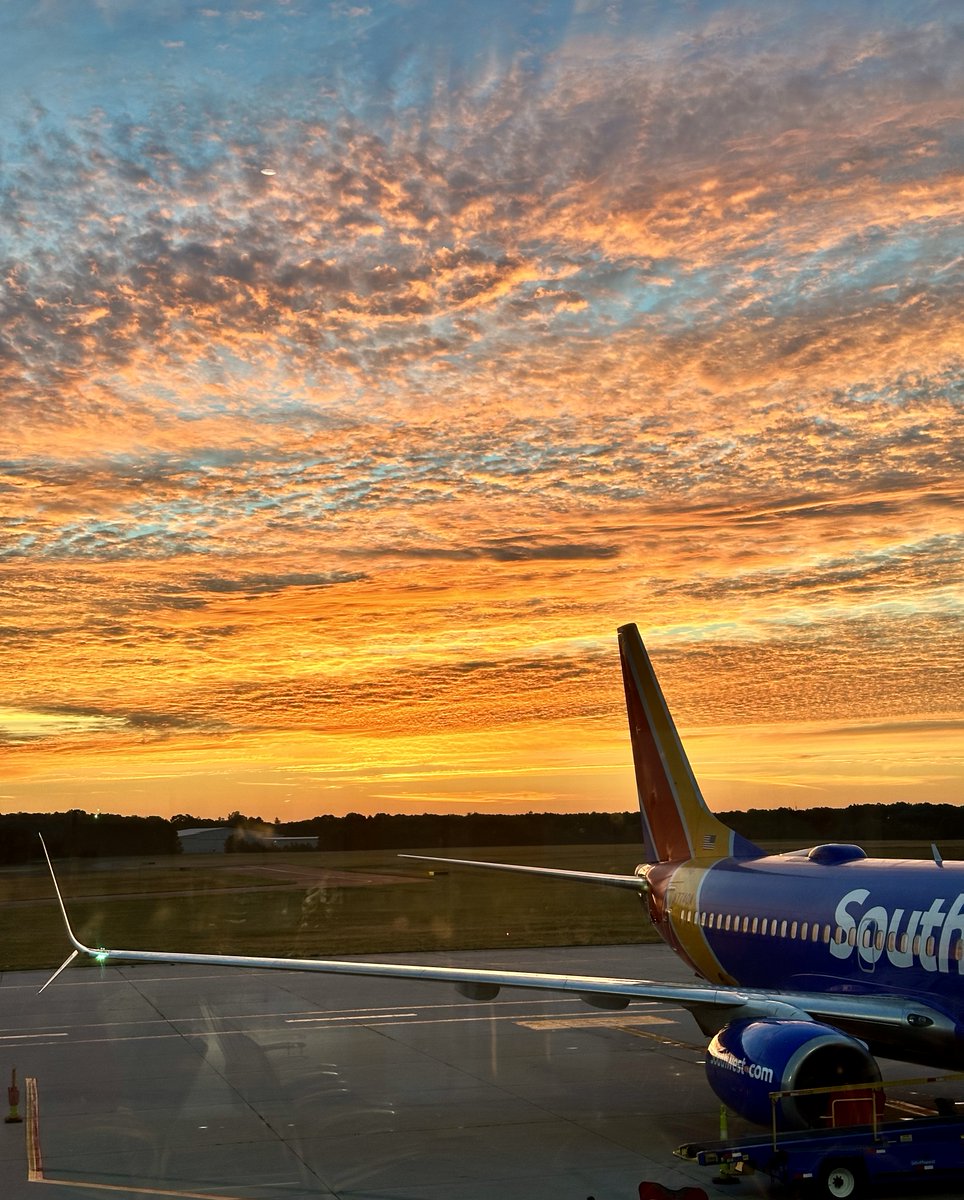 LIMacArthur's tweet image. No change or cancel fees, 2 free checked bags, Rapid Rewards credits, &amp;amp; a perfect sunrise. What a beautiful way to start a day on @SouthwestAir. Nonstop to MCO, PBI, TPA (weekends), &amp;amp; BWI with connections just about anywhere. #swapic #flymacarthur #longisland #hereforlongisland