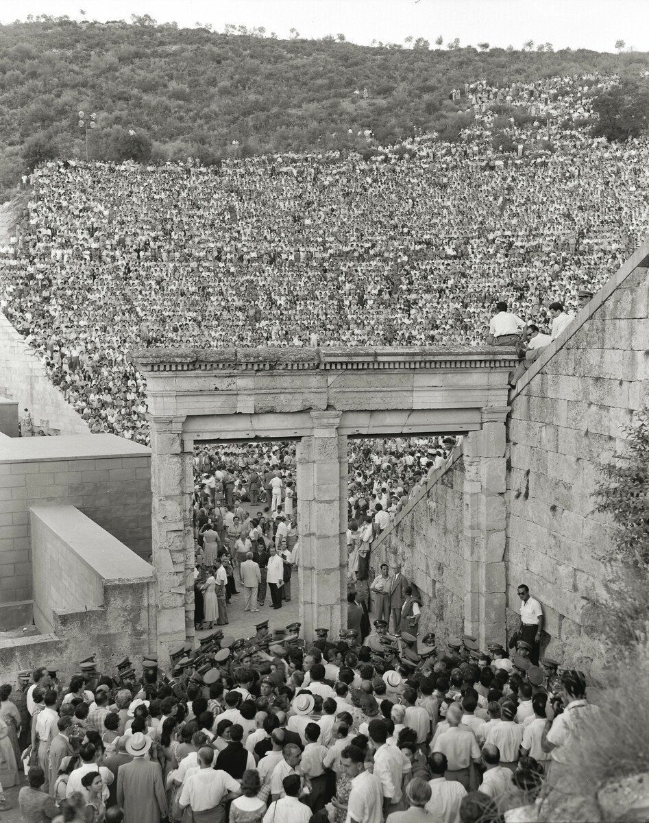 artribune's tweet photo. #fotodelgiorno: Teatro di Epidauro in Grecia nel 1956 per l'Antigone di Sofocle, regia di Alexis Minotis, foto di Dimitris Charisiadis https://t.co/MUiUbO7Osb