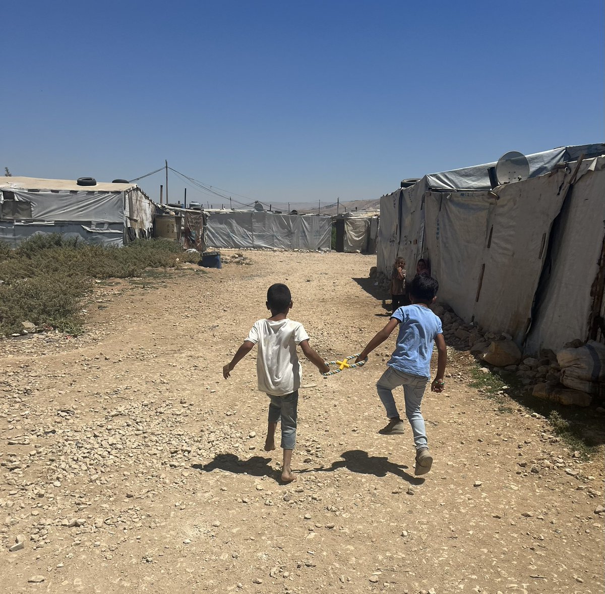 miseri_a's tweet photo. 🌱Ara farà un any, vam anar al Líban: concretament a l’assentament informal Ibrahim Taleb, a la vall de la Bekaa. 

Allà vam col·laborar en un projecte que consisteix en la creació d’una escola pels refugiats sirians de l’assentament. https://t.co/oSTV7OlHR4