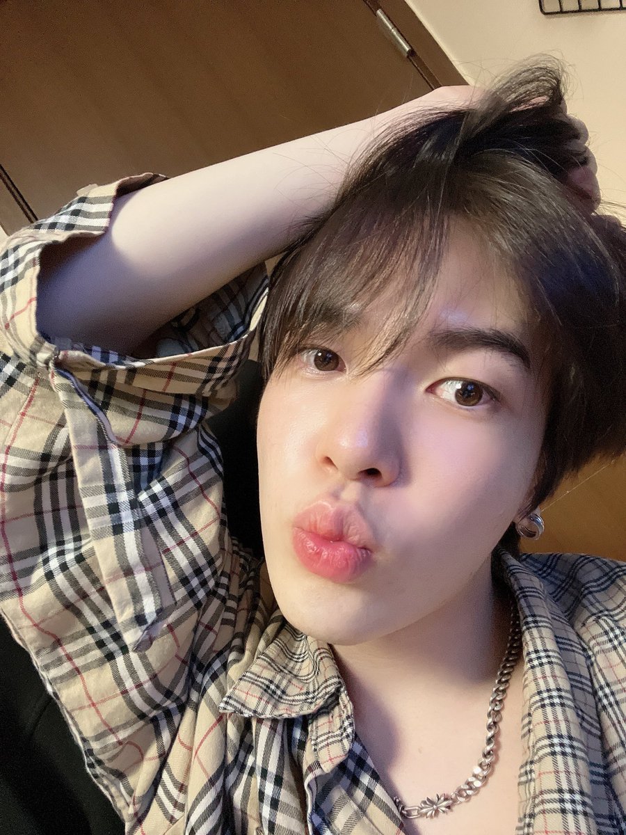 tinyjjunh's tweet photo. Junhyuk, mi rey, lamento q todos tus años de esfuerzo hayan terminado asi, tenia la esperanza de verte en vida real y no solo en mis sueños, de verdad, te esperaré esta y todas las vidas capaces, yo sé que puedes salir de esta, por favor mi vida, no te rindas, te amo Hyuk. https://t.co/fhP5nbmO2T