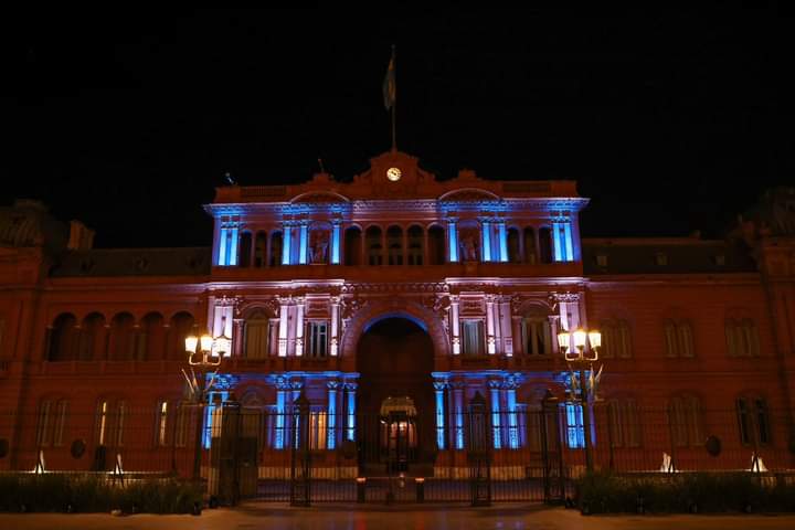 LadyAMA01091892's tweet photo. Casa Rosada iluminada con los colores de la bandera .  Ni la arco iris ni la mapuche.  Se llama normalidad https://t.co/80qJvClnU6