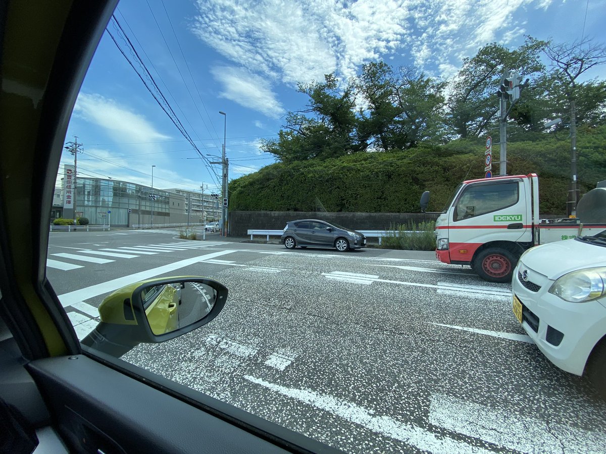 telematic's tweet photo. 今時の人はいろんなところで止まりますね。横に並びたくないのか？視線恐怖？ https://t.co/egNT17FyKi