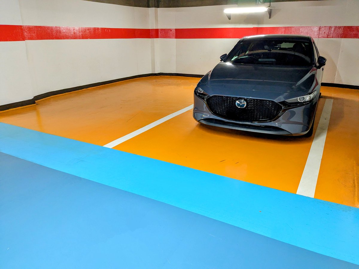 ooyan_s's tweet photo. レトロポップな駐車場

#Mazda3 https://t.co/k5cAbCg4H3