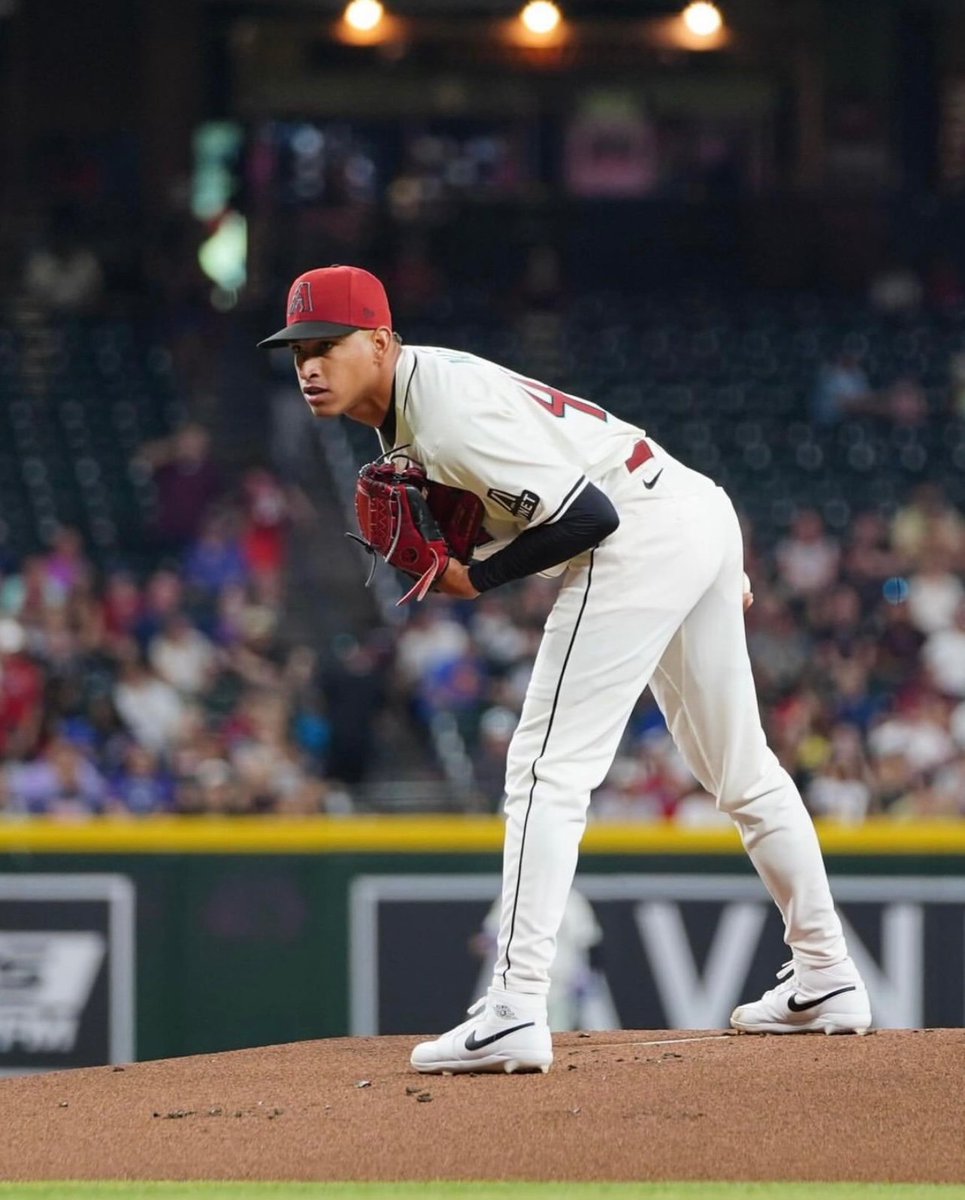 Debut por todo lo alto para el joven venezolano de 23 años Yilber Díaz con los Dbacks en su primera apertura en la MLB. Lanzó por espacio de 6.0 episodios, donde permitió 1 carrera, 4 hits, dió 1 boleto, dejó un whip de 0.83 y recetó a 5.

Orgullo y ejemplo de superación. 🇻🇪