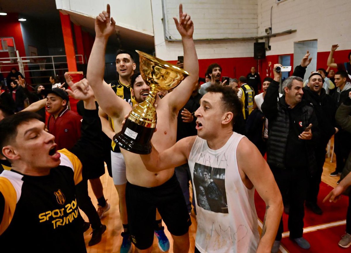 ClubMadryn's tweet photo. EL MÁS CAMPEÓN DE ABECH, UNA VEZ MÁS 💪🏼🏆🏀

#HuracanTw 61 (2) - 66 (3) #Madryn 

El equipo dirigido por Jorge “Cirilo” García remontó la serie que estaba 2-0 abajo y en el quinto juego se consagró campeón en lo que fue una clara muestra de carácter, amor por la camiseta y mucho corazón para disputar una nueva final con el mismo hambre de gloria de siempre. 

14 títulos en los últimos 12 años no es casualidad ni suerte

¡Felicitaciones equipo! A festejar 🥳

#VamosAurinegro
📸 @feldman_da