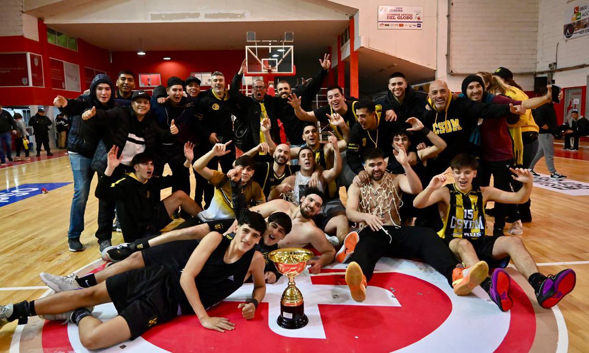 ClubMadryn's tweet photo. EL MÁS CAMPEÓN DE ABECH, UNA VEZ MÁS 💪🏼🏆🏀

#HuracanTw 61 (2) - 66 (3) #Madryn 

El equipo dirigido por Jorge “Cirilo” García remontó la serie que estaba 2-0 abajo y en el quinto juego se consagró campeón en lo que fue una clara muestra de carácter, amor por la camiseta y mucho corazón para disputar una nueva final con el mismo hambre de gloria de siempre. 

14 títulos en los últimos 12 años no es casualidad ni suerte

¡Felicitaciones equipo! A festejar 🥳

#VamosAurinegro
📸 @feldman_da