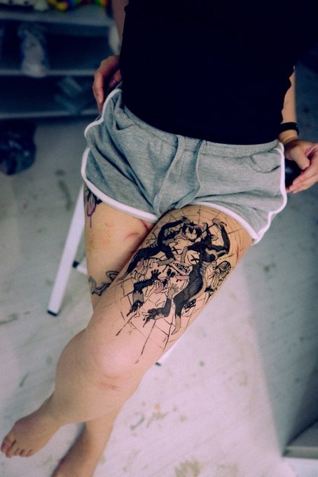 ボディペイントしました!✍️✨
ご厚意で描いてる所の写真撮っていただいた!

3枚目は消し途中で掠れた状態なのだけどこれこそがボディペイントの完成形かもしれない

モデルさん@yuzu_shinkawa
#ボディペイント 