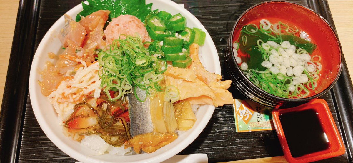 灼熱地獄のみなさまこんにちは🥵
TTS生きてます。(多分)

今朝、蝉の鳴き声を聞いてしまいました…
夏が始まった合図がした…

こちらは先日いただいた、とろ家さんの海鮮丼ランチです🐟
酢飯＆大盛り無料は嬉しい😍

さあ！午後も頑張りましょう🔥

 #企業公式つぶやき部
 #平野区
 #八尾 
 #とろ家