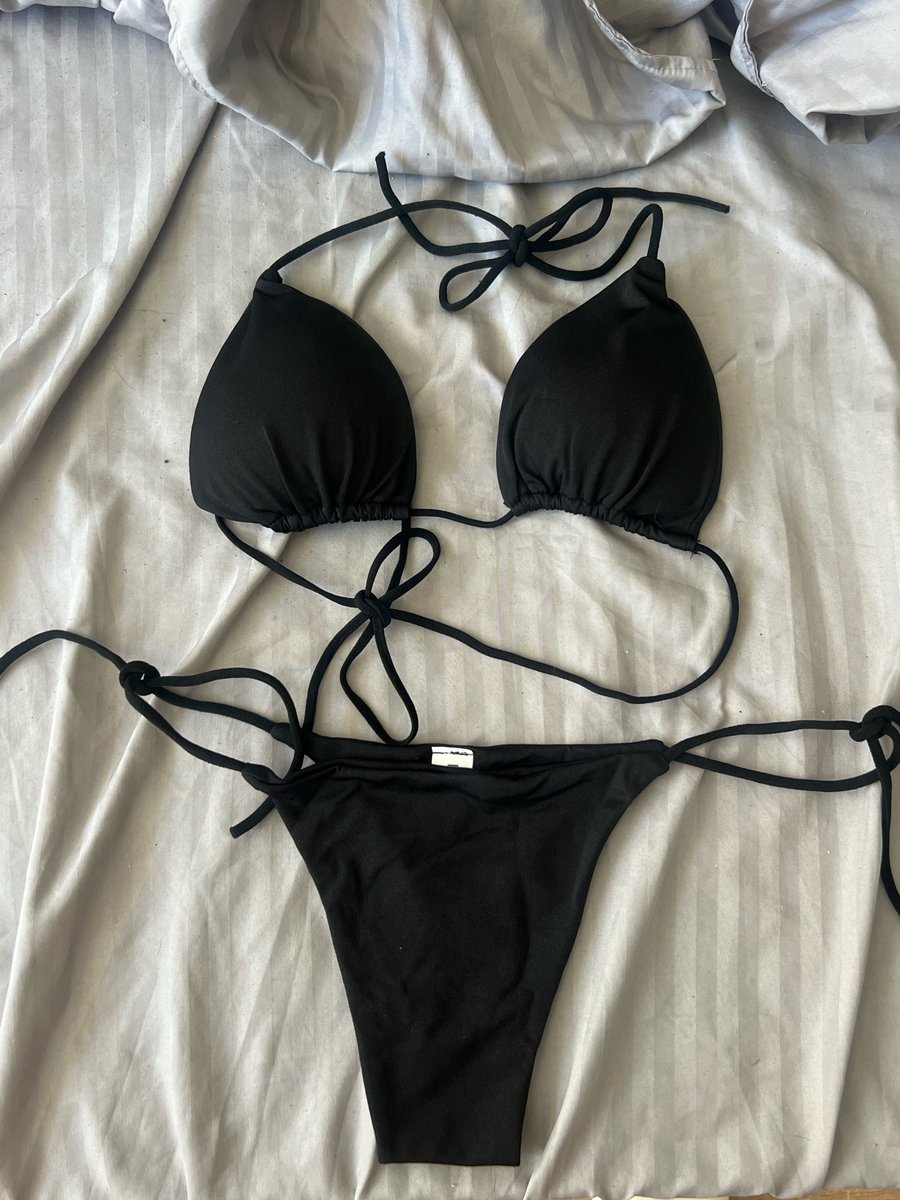 zoyalolow's tweet photo. Lucuk. Meski ga bisa pake bikini di pantai https://t.co/7gyT2jOZOh