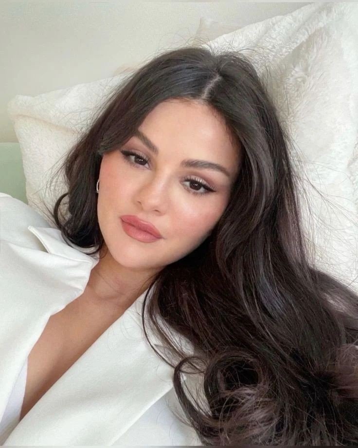 Swjeemin's tweet photo. Jeong Saebi - Selena Gomez: 

Saebi, with her charm and positive attitude, emanates the same light and optimism as Selena Gomez, always finding the good side of things and infecting everyone with her positive energy. https://t.co/i1eL9rbWEi