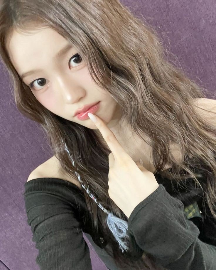 Swjeemin's tweet photo. Jeong Saebi - Selena Gomez: 

Saebi, with her charm and positive attitude, emanates the same light and optimism as Selena Gomez, always finding the good side of things and infecting everyone with her positive energy. https://t.co/i1eL9rbWEi