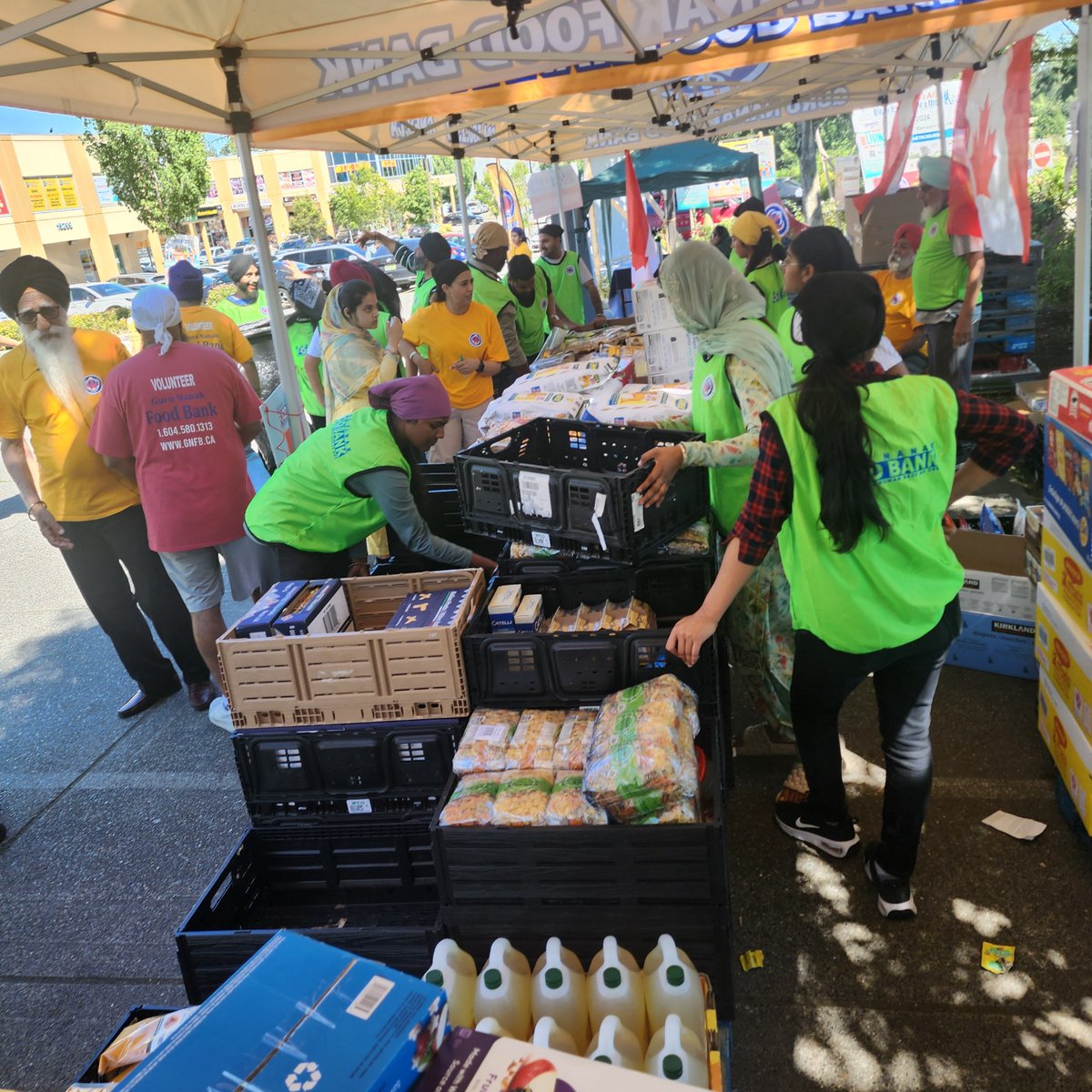 gnfbsurrey's tweet photo. Guru Nanak Food Bank (GNFB) collected a record 384.5 tons of food on July 7, 2024. Over 200 volunteers helped from 9 AM to 8 PM. Surpassed the target of 313 tons, thanks to the community's generosity.
Special thanks to volunteers and all our donors #foodbank #fooddrive #record https://t.co/oFO2d5Ih4u