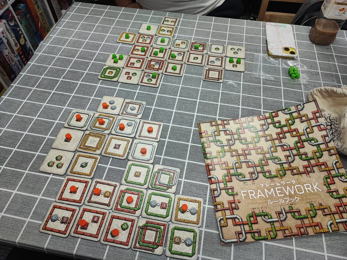 おはようございます ぶんぶく本日も営業中🐾 #ぶんぶくのゲーム紹介 #フレームワーク 1~4人 パズル系ボードゲーム。  タイルにお題の数字が書かれておりそれを満たす様にタイルを配置していき、相手よりも先に特典駒を起ききったら勝ち‼️ ボードゲームの雰囲気が良い✨