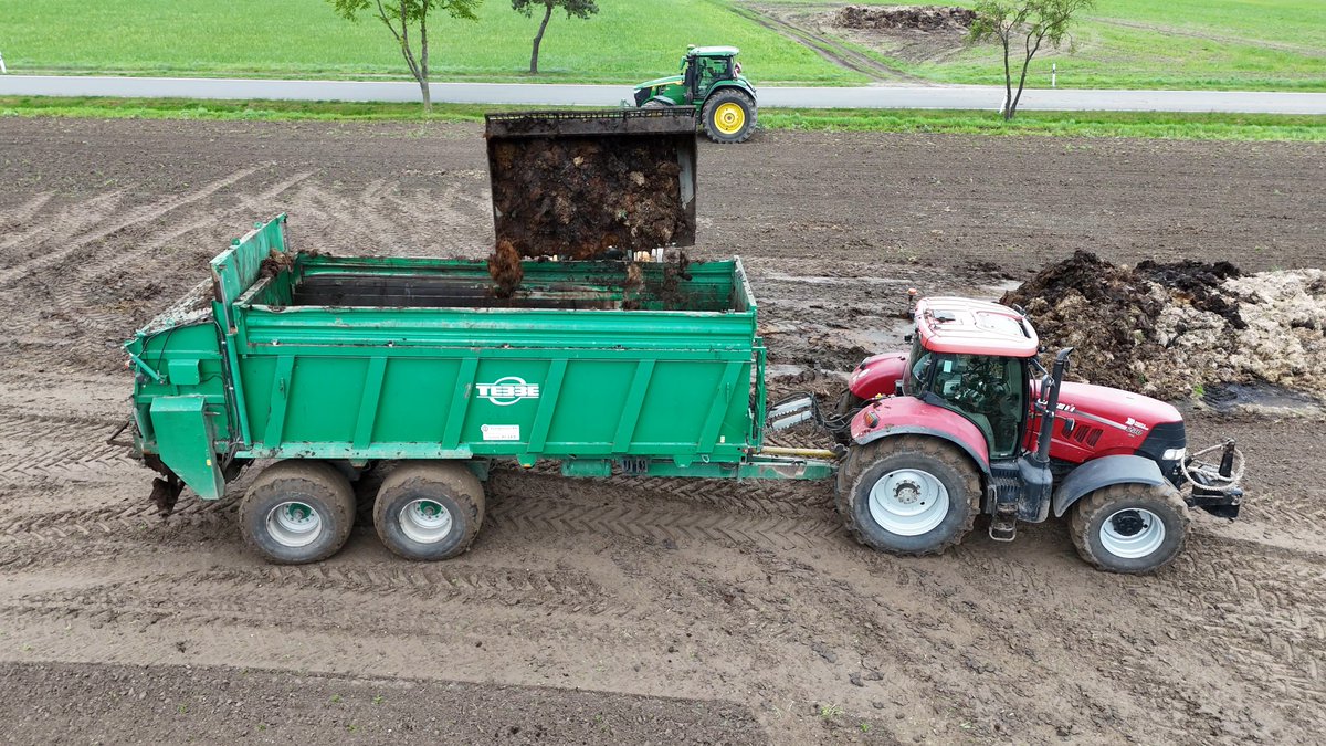profiMagazin's tweet photo. Ein #Case IH Puma 230 CVX mit #Tebbe Dungstreuer und #Volvo L70F. https://t.co/7CvseSJLRo