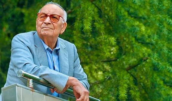 mevzudergisi's tweet photo. "Bazı geceler de gökyüzünü yıldızlarla döşeli bulurduk. O zaman sevincimize sınır yoktu. Ve bizler umutla doluyduk. Sıkıntılardan, acılardan sonra gelecek güzel günlerin, daha güzel olacağına inanıyorduk."

Yaşar Kemal, Sarı Sıcak https://t.co/sGtzelzhHX