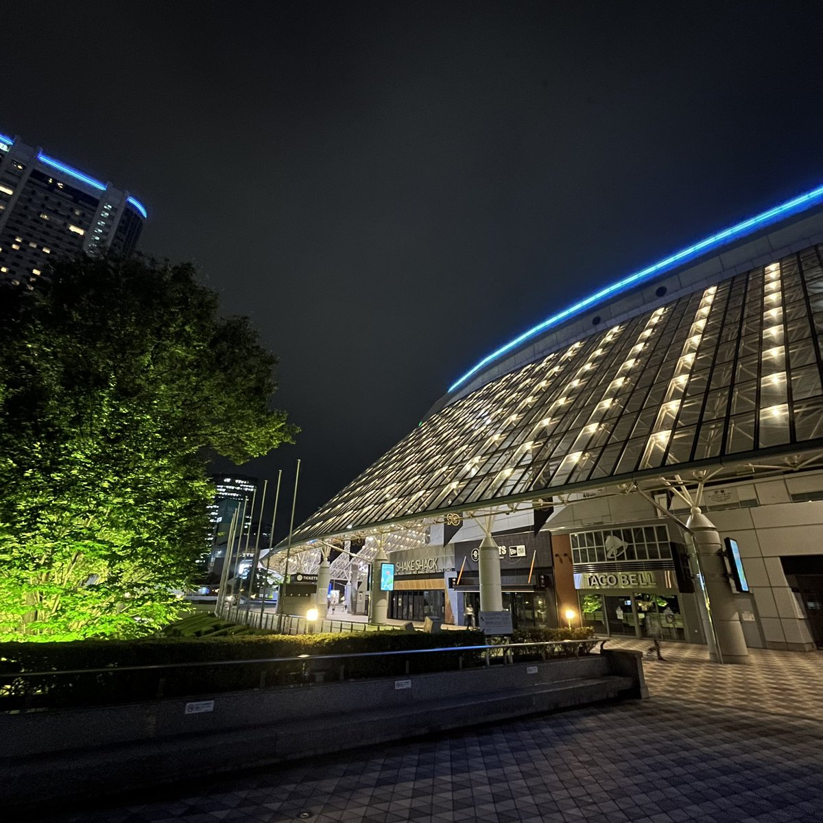 chihuahuadash's tweet photo. 東京ドームの横の��も大きくなりました。
昔の後楽園球場、バックネット裏あたりになるはず。後楽園球場最後の年、ドームが食い込んでたのも懐かしい。野球じゃなく、スーパークロス(モトクロス)を観に行った。
#東京ドーム　#定点観測
#ハワイ #チワワ #チワワ_ダッシュ_デザイン https://t.co/9rzTZNuash