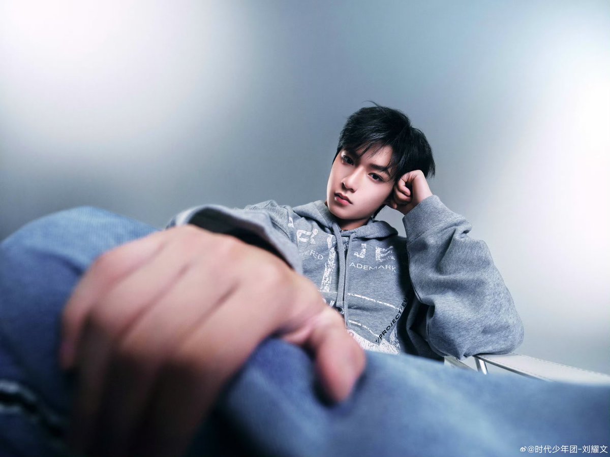 wikklyw's tweet photo. 给刘耀文舔的时候他就这表情 再把他的大手放我头上轻轻摩挲当作今天的奖励 https://t.co/hYv03bvCXm