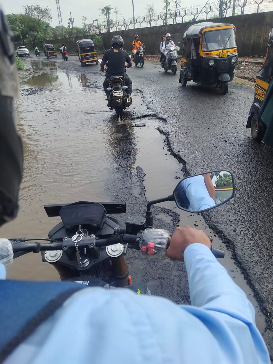 Pratham1828's tweet photo. Thank you @mybmc @mybmcWardPN @mybmcRoads  for Making dangerous Potholes near INS Hamla Malad West.👏🏻👏🏻 https://t.co/qmQqr2qTnH