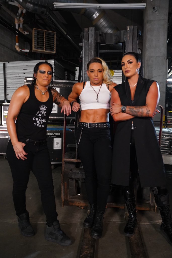 ZoeyStarkWWE's tweet photo. 👊👊
#WWERaw https://t.co/YeW2dJrLCp