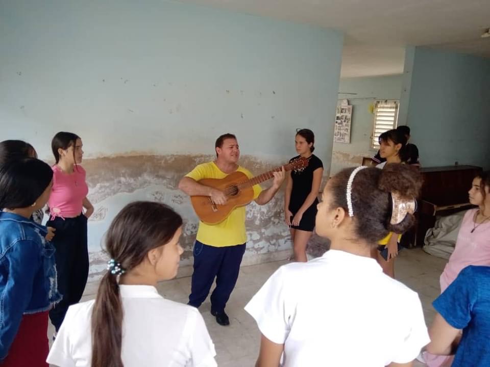 edelzm1's tweet photo. Instructor de arte George Quintana imparte taller de Canto coral con educandos de Secundaria Básica en #ModoVerano @BatistaDelver #Cueto @CuetoEducadores @telecristaltv @lina56119 @RadioRelojCuba @DPEHolguin @CubaMined #HolguinSi https://t.co/VaNR3Hi8ZA