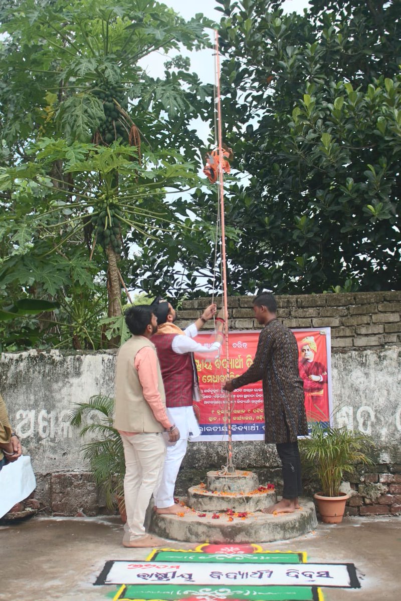 ABVPVoice's tweet photo. राष्ट्रीय महामंत्री श्री @yagywalkya ने अभाविप के 76वें स्थापना दिवस एवं राष्ट्रीय विद्यार्थी दिवस के अवसर पर भुवनेश्वर में ओड़िशा प्रांत कार्यालय में ध्वज फहराया। 

#ABVP76 #NationalStudentsDay https://t.co/afDvwu14eI