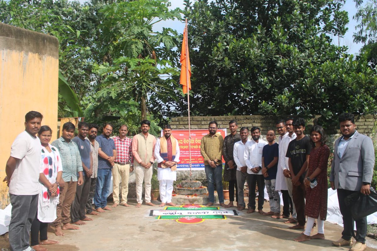 ABVPVoice's tweet photo. राष्ट्रीय महामंत्री श्री @yagywalkya ने अभाविप के 76वें स्थापना दिवस एवं राष्ट्रीय विद्यार्थी दिवस के अवसर पर भुवनेश्वर में ओड़िशा प्रांत कार्यालय में ध्वज फहराया। 

#ABVP76 #NationalStudentsDay https://t.co/afDvwu14eI