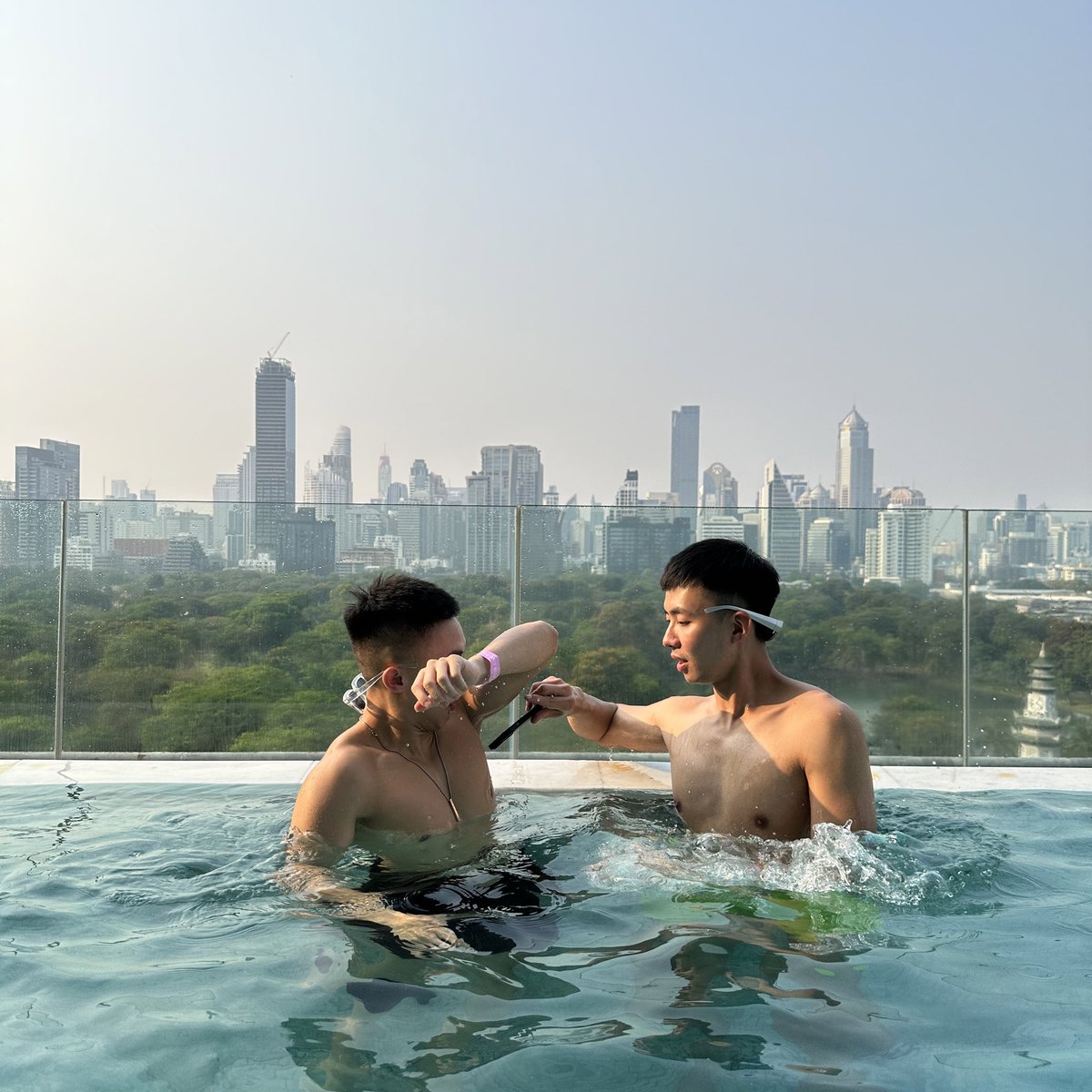 ถ้า <a href="/earthh123/">Eddy Chen</a> ไม่ได้ชวน <a href="/sarankanjanapas/">saran in taiwan</a> ไปเที่ยว AB คืนนั้นเราคงไม่ได้รู้จักกัน กว่าจะสนิทก็ด่าฉ่ำกันมาก่อน ขำมาก 5555

🎂HBD to Saran มีความสุขมากๆ นะ นส💕