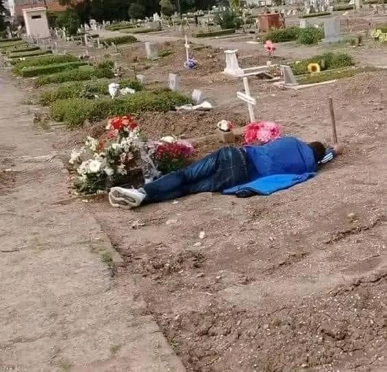 pablocasx1's tweet photo. LA HIPOCRESÍA DE LOS HIJOS

Duela a quien le duela...

En la relación con tus padres no tomes en consideración si tus hermanos deciden ayudar o no. ¿Yo para qué les doy? Si mis hermanos no aportan, ¿yo por qué tengo que aportar?

En consecuencia, debes tener en cuenta que darle a tus padres SIN ESPERAR QUE LOS DEMÁS APORTEN siempre será importante, lo malo es que en esta vida no todo es dinero.

Es una compañía a su lado, una conversación durante el desayuno, comida o cena, una ayuda en su hogar, ver y revisar qué es lo que tu padre o madre necesita, preguntar qué hace falta, en qué te puedo ayudar, tomarse un día libre para disfrutar de una amena tarde conversando mientras degustan de un buen café y se deleitan con la compañía de sus adorables nietos.

Pero muchos ponen pretextos:
–NO TENGO DINERO.
–ELLA O ÉL TIENE PENSIÓN.
–NO SOY SU ÚNICO HIJO.
–NO TENGO TIEMPO PARA VERLOS.
–TENGO MUCHO TRABAJO.
–SE ME DIFICULTA IR.
–VIVEN DEMASIADO LEJOS.

Lo absurdo es que, cuando los ves en el ataúd, en ese momento sí tienes o buscas dinero, sí tienes tiempo, dejas tirado el trabajo y no se te dificulta ir al velorio y al sepelio; solamente en esa situación sí tienes todo el tiempo del mundo para estar con ellos, cuando tu ser querido YA NO TE PUEDE VER, OÍR, SENTIR, NI ABRAZAR O BESAR.

Recuerda esto:
Que con la gratitud que ayudes a tus padres será la misma que tus hijos lo harán por ti, la manera que hoy los trates será la misma que recibirás mañana de los tuyos.

 Honra a tu padre y a tu madre, que es el primer mandamiento con promesa; para que te vaya bien, y seas de larga vida sobre la tierra.
(Efesios 6:2).
