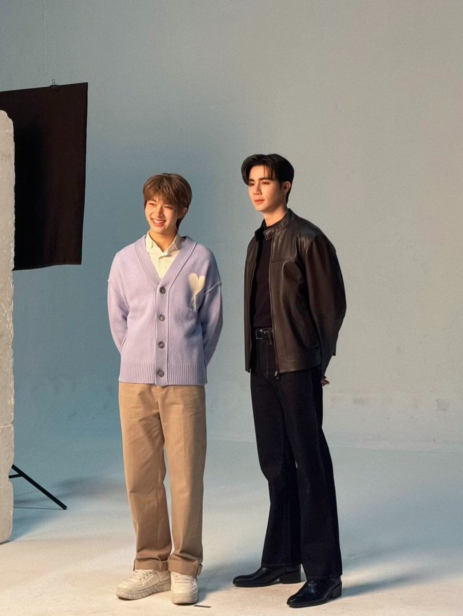 ภาพบรรยากาศการ Fitting ของเจ้าชายคณินทร์พร้อมด้วยองครักษ์ชรัณ 👑⚔️

ฝากทุกคนส่งกำลังใจให้ซี นุนิว และนักแสดงทุก ๆ คนกับการ Fitting “ข้ามฟ้าเคียงเธอ The Next Prince Series” ด้วยนะคะ 

รับชม Live ได้ทาง
🔗 : youtube.com/live/fznXIsE8o…

THE NEXT PRINCE 
#Fittingข้ามฟ้าเคียงเธอ