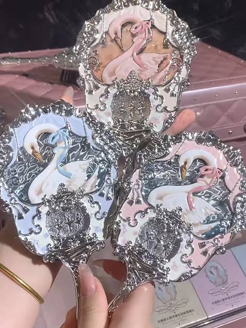 mofuanxi's tweet photo. 🍓˙★ ── wts lfb flower knows 
── pink eyeshadow 
 ₱689
── swan ballet romanticsm blush w/ FREE hairclip 
₱469
── swan ballet hand mirror random color
₱449
── swan ballet sweetheart lipstick 
₱449

ETA: 3 - 4 days

mop: gcash
mod: jnt, lalamove https://t.co/PBOO0YaH2Q