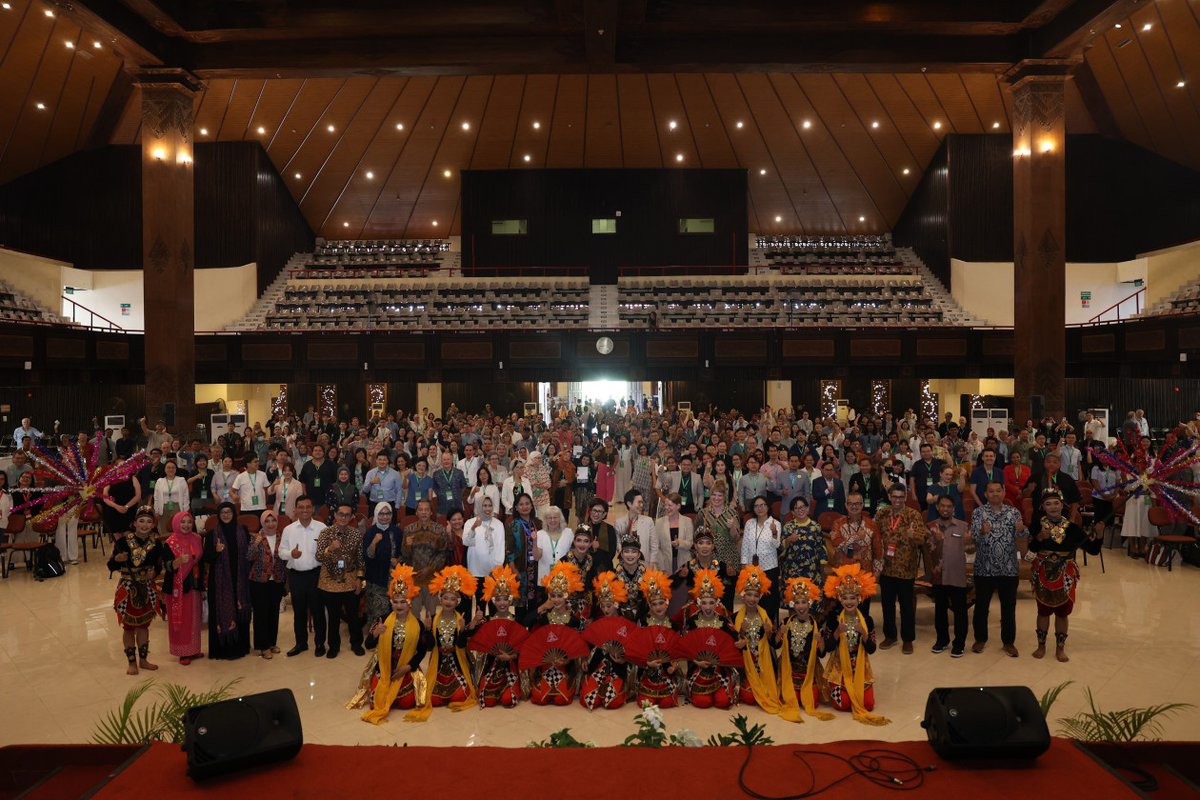 UGMYogyakarta's tweet photo. Dihadiri Ribuan Peserta dari 43 Negara, Rektor #UGM Buka #KonferensiInternasional #AASinAsia: Sebanyak lebih dari 1.500 para peneliti dan akademisi yang berasal dari 43 negara mengikuti konferensi konferensi international Association for Asian Stu#Dies… https://t.co/AFirBXxyDH https://t.co/FZ528r5Sye