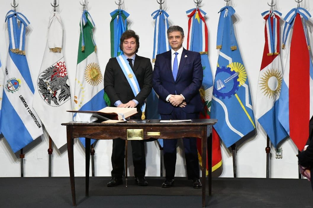 jorgemacri's tweet photo. CON INDEPENDENCIA Y MÁS LIBERTAD

Firmamos el Pacto de Mayo porque nuestra convicción es trabajar para cambiar la Argentina y nuestro deber es estar a la altura del momento histórico. 

Con el apoyo de la mayoría de los gobernadores y la Ley Bases, el Gobierno cuenta con las herramientas para hacer un Estado más eficiente y recuperar el bienestar de la gente, sin dejar a nadie atrás. 

Conocemos el potencial de las fuerzas productivas de los argentinos. Es tiempo de liberarlas.