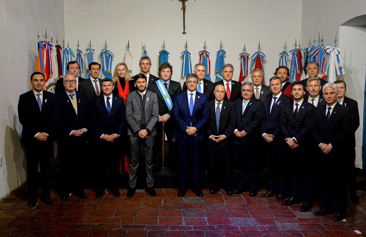 jorgemacri's tweet photo. CON INDEPENDENCIA Y MÁS LIBERTAD

Firmamos el Pacto de Mayo porque nuestra convicción es trabajar para cambiar la Argentina y nuestro deber es estar a la altura del momento histórico. 

Con el apoyo de la mayoría de los gobernadores y la Ley Bases, el Gobierno cuenta con las herramientas para hacer un Estado más eficiente y recuperar el bienestar de la gente, sin dejar a nadie atrás. 

Conocemos el potencial de las fuerzas productivas de los argentinos. Es tiempo de liberarlas.