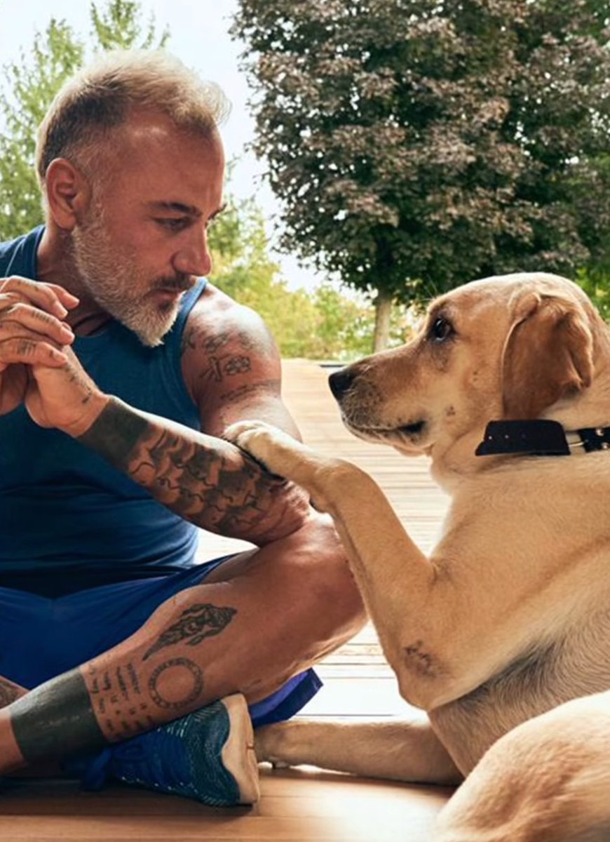 perros_shidoris's tweet photo. Con estas palabras despidió el empresario Gianluca Vacchi a su perro “Gordo”:

“En la noche entre lunes y martes, nuestro amado hijo Gordo nos dejó para convertirse en el ángel que siempre fue en su vida.

Desde cuando mi amada Sharon lo trajo a mi vida y tuve la oportunidad de convertirme en su padre, porque él fue mi primer hijo, entendí que ser padres es una oportunidad que Dios nos regala para que conozcamos a una forma de amor superior y el Gordo me enseño el sentido profundo del amor incondicional, único y verdadero.

Fuiste un hijo para mi, el primero, te amé immensamente y llenaste cada segundo de mi vida con tu amor profundo y tu mirada siempre pendiente.

Gracias por todas las noches donde escuchando una variación en mi respiración o en mi tono de voz bajabas de tu sillón a lado de mi cama y me venías a poner tu pata encima hasta cuando no me veías calmar.

Gracias amor mio por ser mi apoyo emocional,el primer interlocutor de mi alma, si, porque tú la podías escuchar como nadie. 

Fuiste un ángel, el regalo más grande, junto a mi hija, que recibí en la vida y si, los dos, vinieron de tu amada mamá.

Rorro mío, como te extrañaremos, siempre te buscaré en cada respiro.

Fuiste mucho más que un ser humano y no se puede explicar el dolor que tenemos adentro porque solo tú y tu mamá podemos entender profundamente lo que fuiste para nosotros.

Me cuesta, me duele y rechazo con toda mi fuerza la idea de imaginarme una vida sin ti y sin el ruido de tu cola que se animaba apenas abríamos los ojos en la mañana. 
No se como haré amor mío, niño mio, ángel mío… quizás cerrando los ojos y imaginándome tu pata y tu mirada cariñosa hasta cuando no se calme cada ola de dolor que me ataca y me atacará.

Aguantaste para estar a nuestro lado y cuando no lo lograste mas te despediste dejándonos en un vacío incolmabile y solo la gran reserva de amor que nos dejaste en vida nos permitirá sobrevivir a este dolor sobrehumano.

Ciao Gordo, para siempre estarás vivo en nuestro corazones y hasta que nos encontremos de nuevo, miraré tu sillón cada vez que me despertaré en la noche y lentamente las lagrimas se convertirán en una dulce sonrisa.

Te amo… papá.”.
