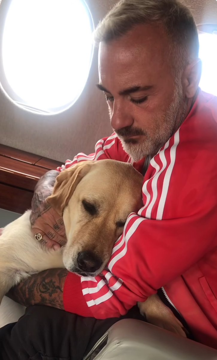 perros_shidoris's tweet photo. Con estas palabras despidió el empresario Gianluca Vacchi a su perro “Gordo”:

“En la noche entre lunes y martes, nuestro amado hijo Gordo nos dejó para convertirse en el ángel que siempre fue en su vida.

Desde cuando mi amada Sharon lo trajo a mi vida y tuve la oportunidad de convertirme en su padre, porque él fue mi primer hijo, entendí que ser padres es una oportunidad que Dios nos regala para que conozcamos a una forma de amor superior y el Gordo me enseño el sentido profundo del amor incondicional, único y verdadero.

Fuiste un hijo para mi, el primero, te amé immensamente y llenaste cada segundo de mi vida con tu amor profundo y tu mirada siempre pendiente.

Gracias por todas las noches donde escuchando una variación en mi respiración o en mi tono de voz bajabas de tu sillón a lado de mi cama y me venías a poner tu pata encima hasta cuando no me veías calmar.

Gracias amor mio por ser mi apoyo emocional,el primer interlocutor de mi alma, si, porque tú la podías escuchar como nadie. 

Fuiste un ángel, el regalo más grande, junto a mi hija, que recibí en la vida y si, los dos, vinieron de tu amada mamá.

Rorro mío, como te extrañaremos, siempre te buscaré en cada respiro.

Fuiste mucho más que un ser humano y no se puede explicar el dolor que tenemos adentro porque solo tú y tu mamá podemos entender profundamente lo que fuiste para nosotros.

Me cuesta, me duele y rechazo con toda mi fuerza la idea de imaginarme una vida sin ti y sin el ruido de tu cola que se animaba apenas abríamos los ojos en la mañana. 
No se como haré amor mío, niño mio, ángel mío… quizás cerrando los ojos y imaginándome tu pata y tu mirada cariñosa hasta cuando no se calme cada ola de dolor que me ataca y me atacará.

Aguantaste para estar a nuestro lado y cuando no lo lograste mas te despediste dejándonos en un vacío incolmabile y solo la gran reserva de amor que nos dejaste en vida nos permitirá sobrevivir a este dolor sobrehumano.

Ciao Gordo, para siempre estarás vivo en nuestro corazones y hasta que nos encontremos de nuevo, miraré tu sillón cada vez que me despertaré en la noche y lentamente las lagrimas se convertirán en una dulce sonrisa.

Te amo… papá.”.