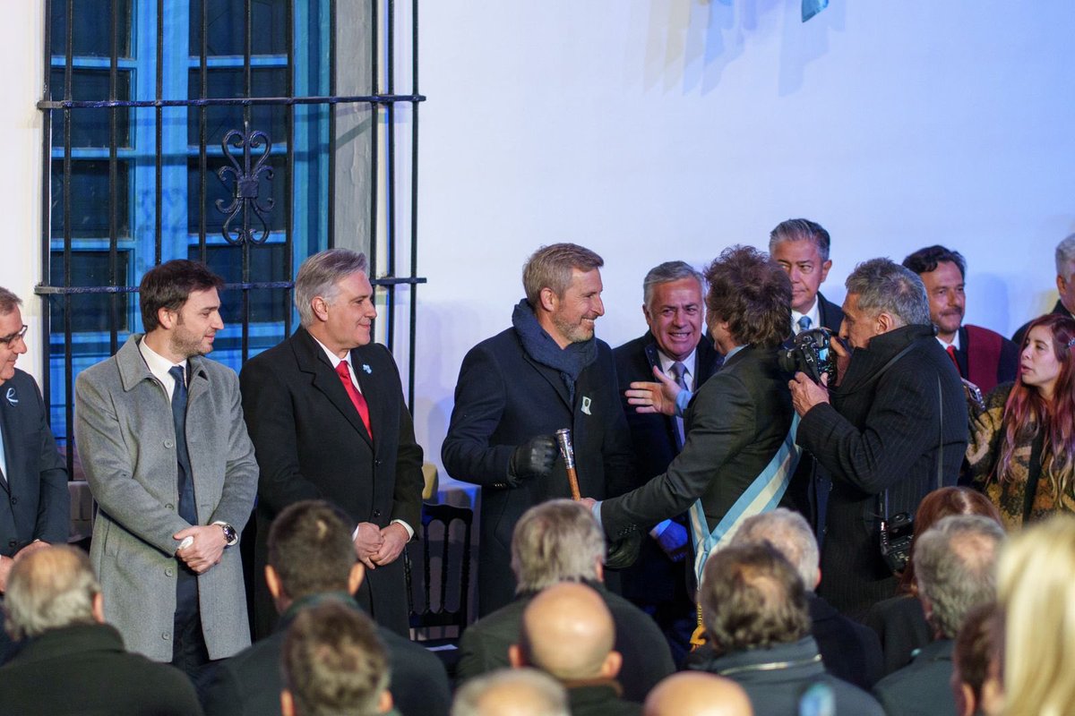 Hoy firmamos el pacto para consolidar nuestro compromiso con un rumbo de progreso y desarrollo, tanto a nivel nacional como en nuestra provincia. Es momento de mirar para delante y empezar a construir un futuro mejor.