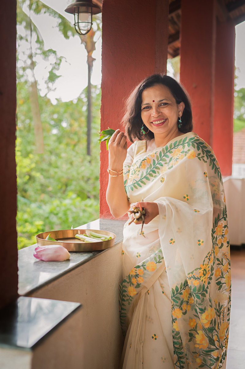 RujutaDiwekar's tweet photo. Real women have a double chin, reel women photoshop it. https://t.co/jVGy6aP1re