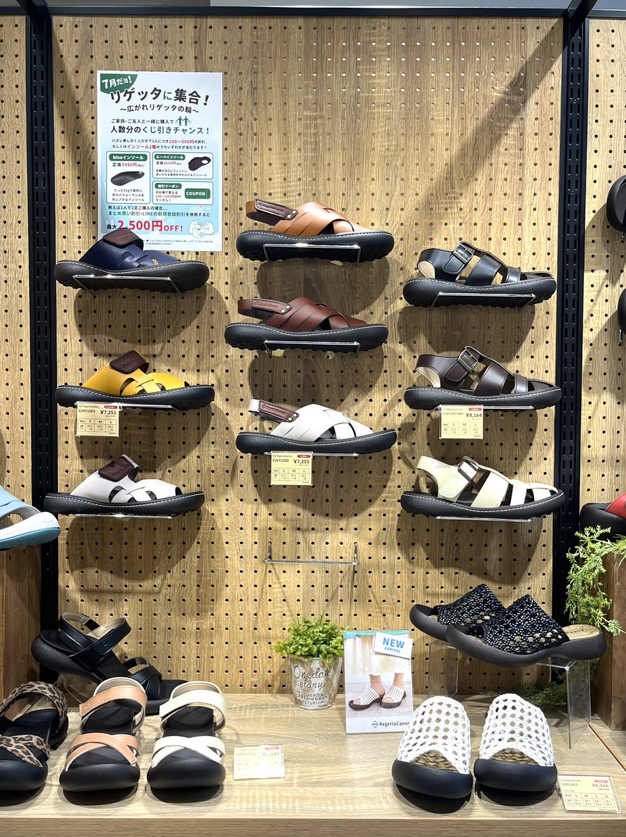 takoshow1216's tweet photo. 以前、街ぷらの際に偶然見かけたサンダル屋さん⁈
初見の際は正直な感想として、『品物良さそうやけど、お値段も良さげやな』でしたが
日々続く猛暑と、記憶の片隅から離れない印象
(心に残る音楽に出逢った時と同じ感覚)
#難波街ぷら
#RegetA
#リゲッタ
#ゲタ
#下駄
#サンダル
#履き心地良い https://t.co/MZs19H0A1V