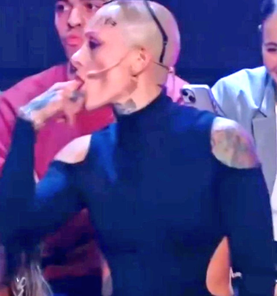 fatima_lauro's tweet photo. Ella dice que no la quieren xq es mujer,tatuada y pelada. 
Que alguien le explique que no la quieren xq es soberbia,ególatra, mala perdedora,insoportable, nefasta,irrespetuosa, maleducada,violenta. #GranHermano https://t.co/L8L67j58vZ
